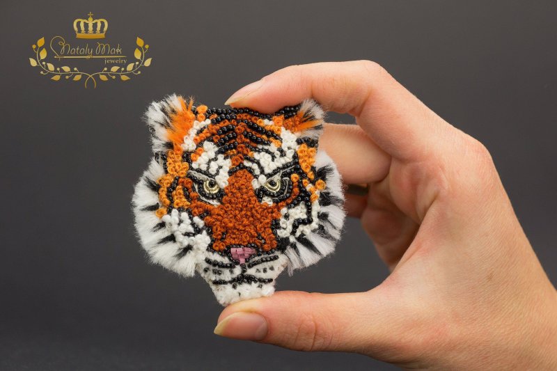 Брошь тигр из бисера