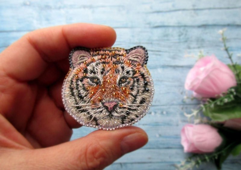 Брошка тигр из бисера