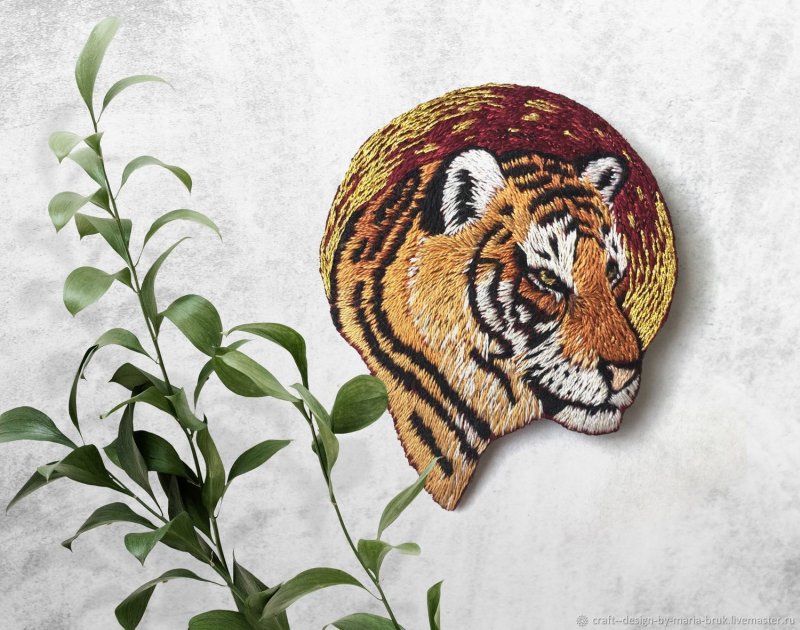 Брошь тигр из бисера