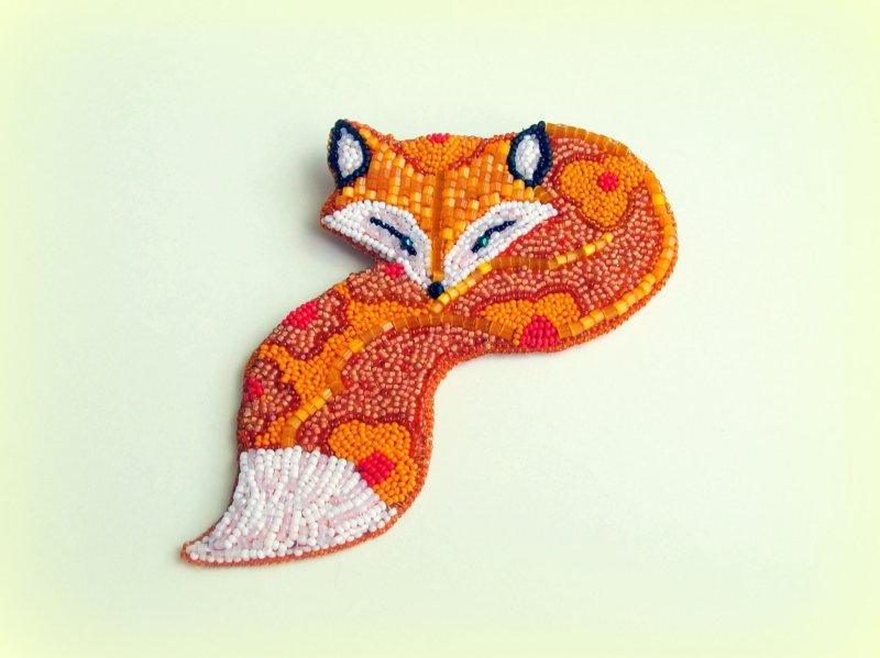 Брошь лиса из бисера