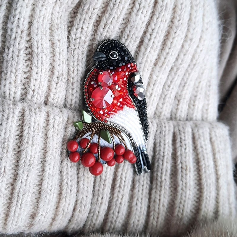 Брошь Снегирь из бисера