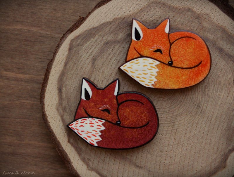 Деревянная брошь Лисичка