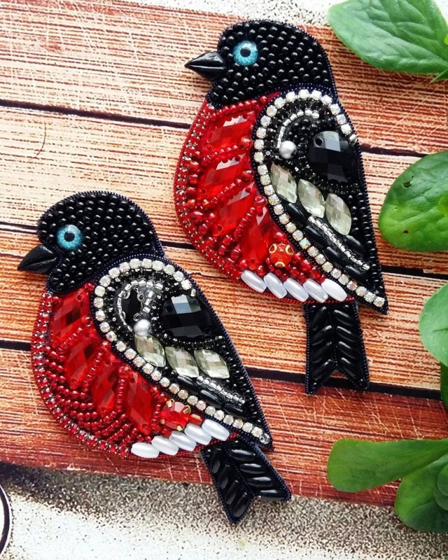 Снегирь брошь из бисера на фетре