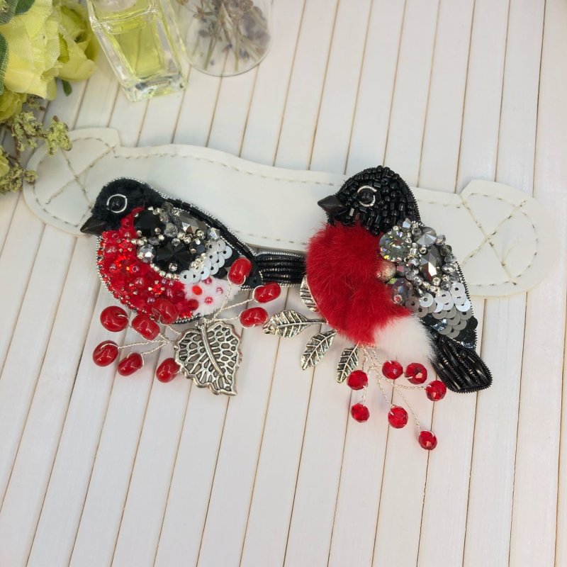 Снегирь бисером брошь