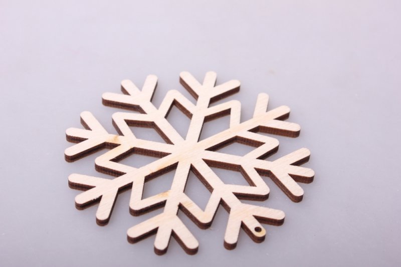 Снежинка из дерева