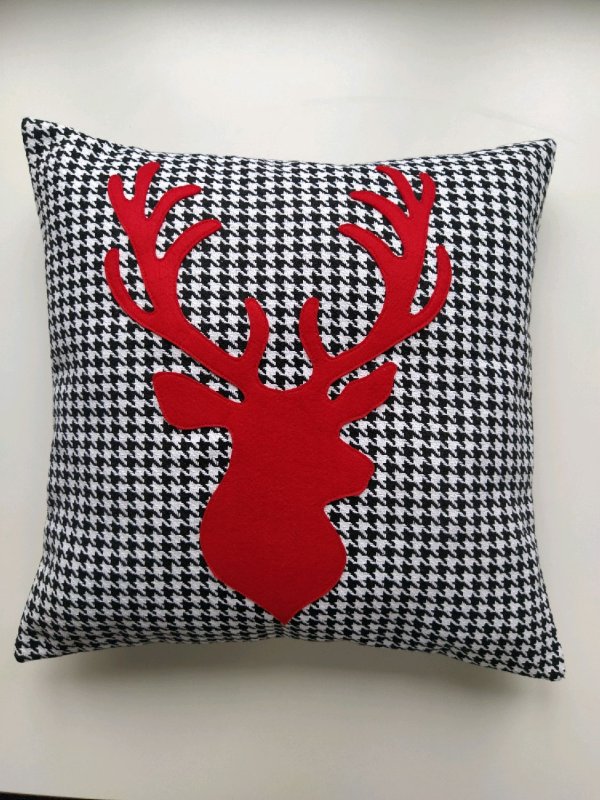 Декоративная подушка с оленями