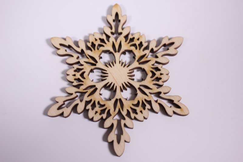Снежинка из фанеры