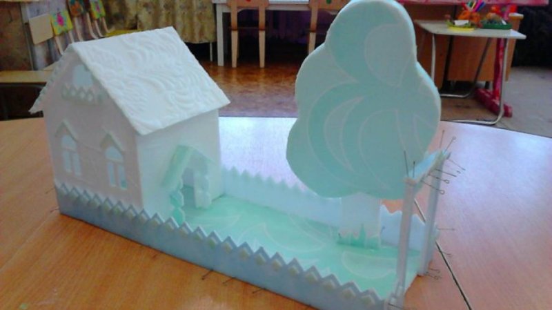 Домик из потолочных плит