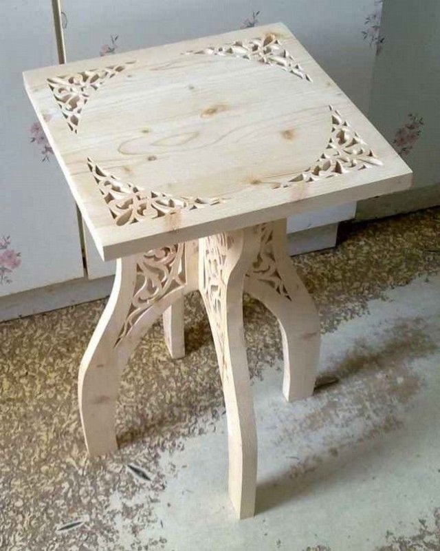 Резные табуретки из дерева