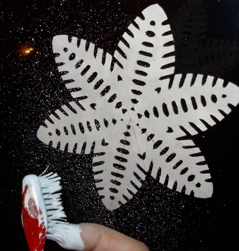 Снежинки из зубной пасты на окне