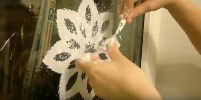 Рисунки на окнах зубной пастой