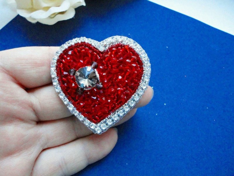 Брошь сердце