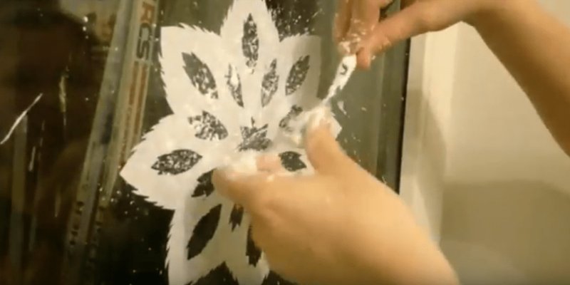 Рисунки на окнах зубной пастой