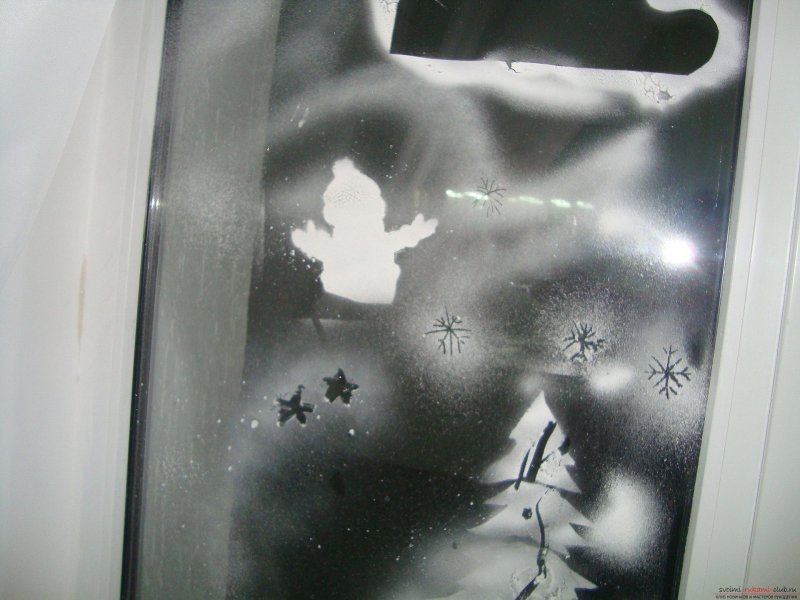 Рисование искусственным снегом на окне