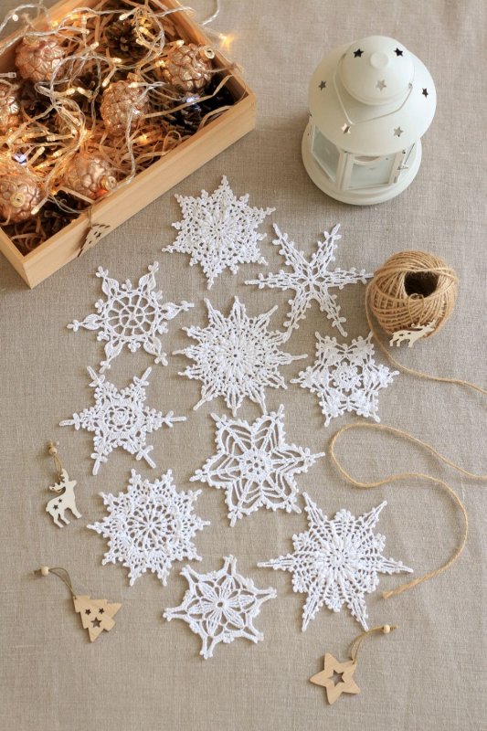 Декор дома вязаными снежинками