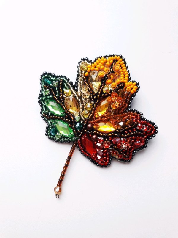 Брошь листик из бисера
