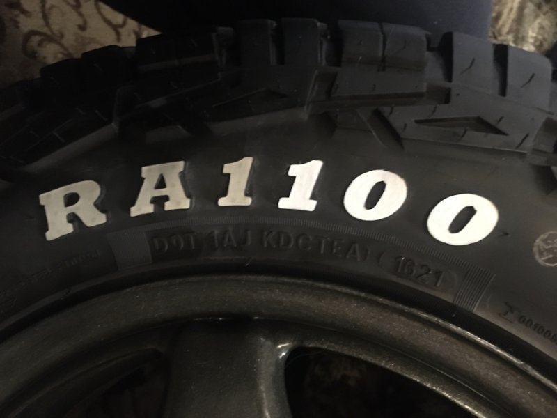 Белые буквы на шинах