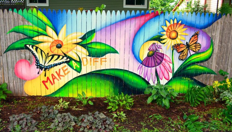 Украшение забора на даче