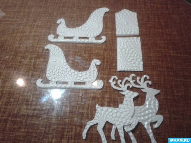 Сани и олени из потолочной плитки