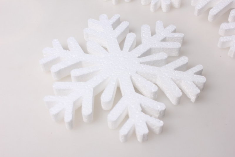 Снежинки из поролона