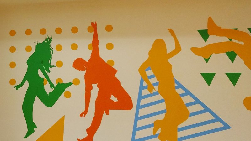 Покраска стен в рекреации школы