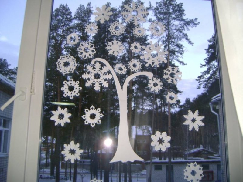 Украшение окон деревья из снежинок