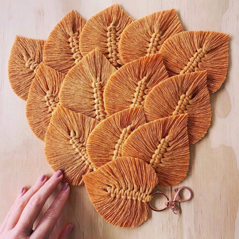 Панно из пряжи листочки