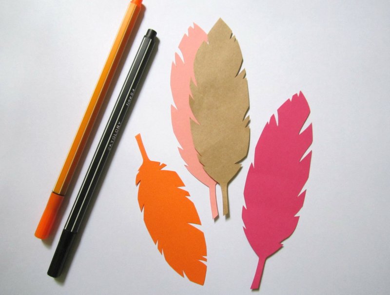 Перья из цветной бумаги