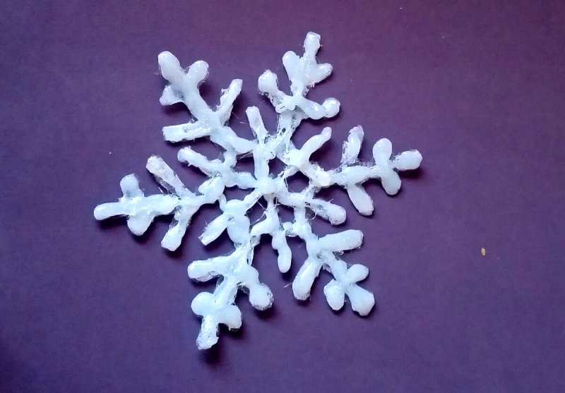Снежинка из горячего клея маленькие