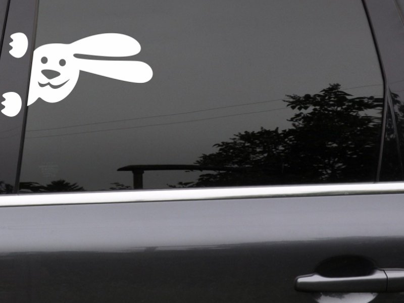 Наклейка на авто выглядывает