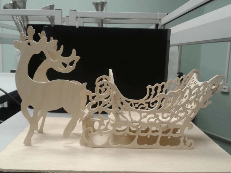 Олень и сани из пенопласта