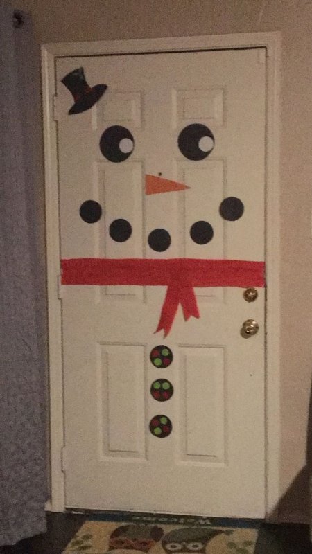 Украшение входных дверей снеговиками