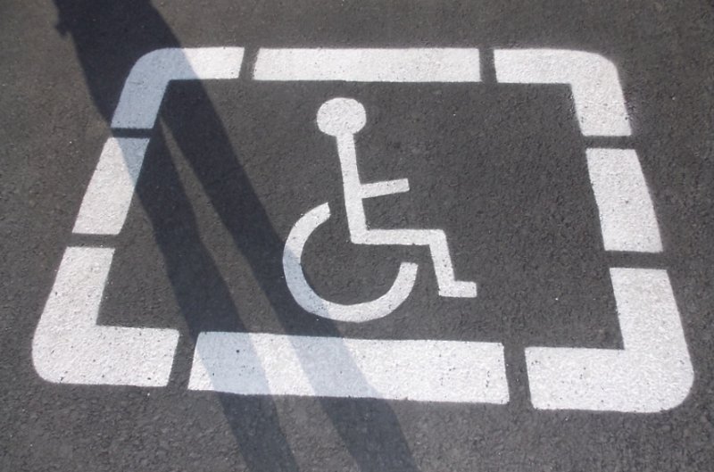 Место для инвалидов на парковке