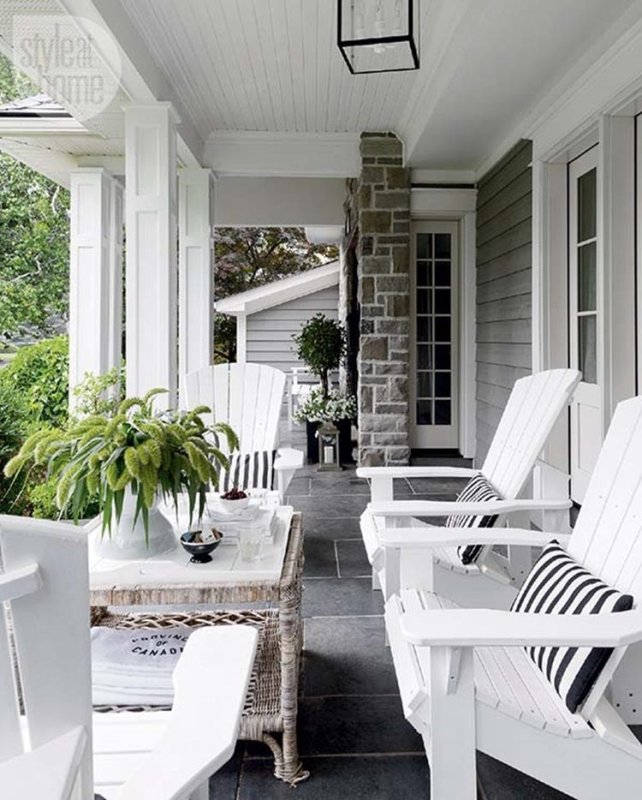 Веранда в белых тонах