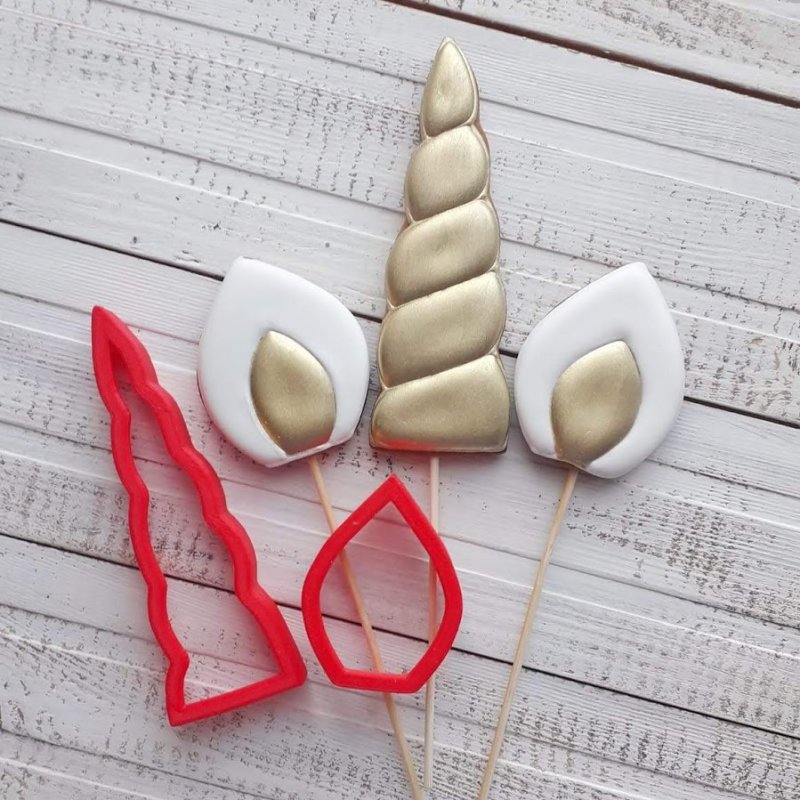 Рог и уши единорога