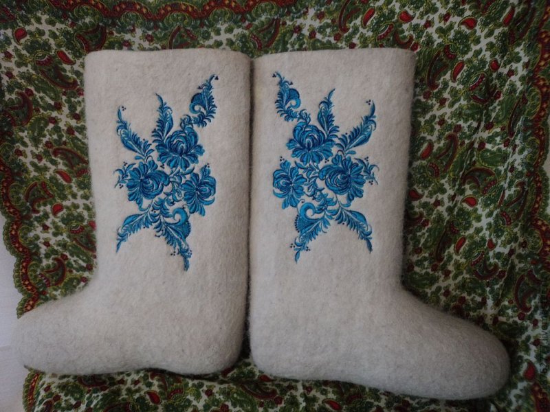 Вышитые валенки
