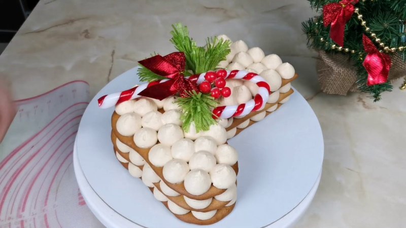 Новогодний торт из медовых коржей