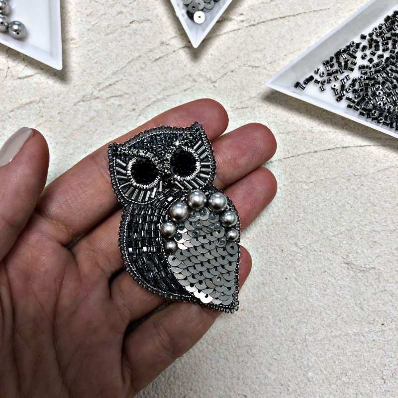 Брошь Сова из бисера на фетре