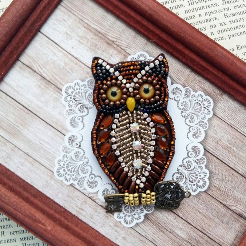 Брошь Сова из бисера на фетре