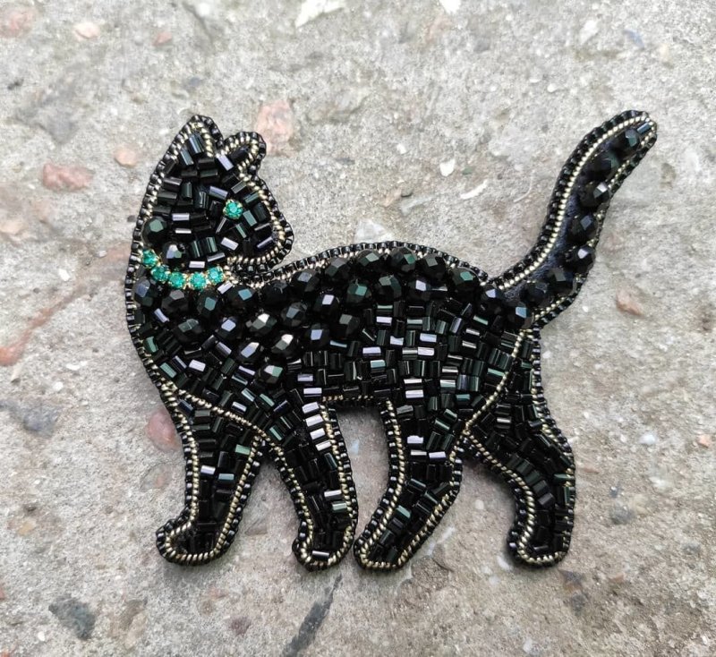 Брошь бисером на фетре