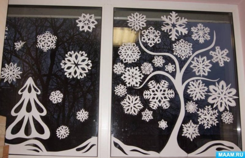 Дерево со снежинками на окно