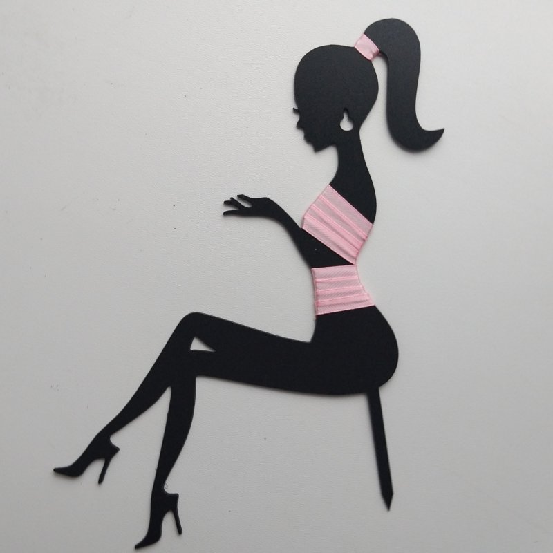 Силуэт сидящей девушки