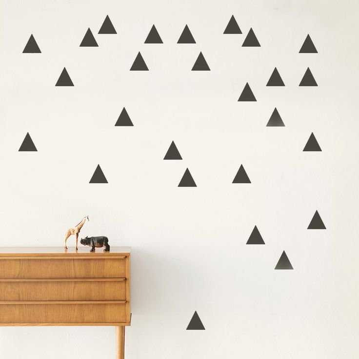 Стена черная с треугольниками