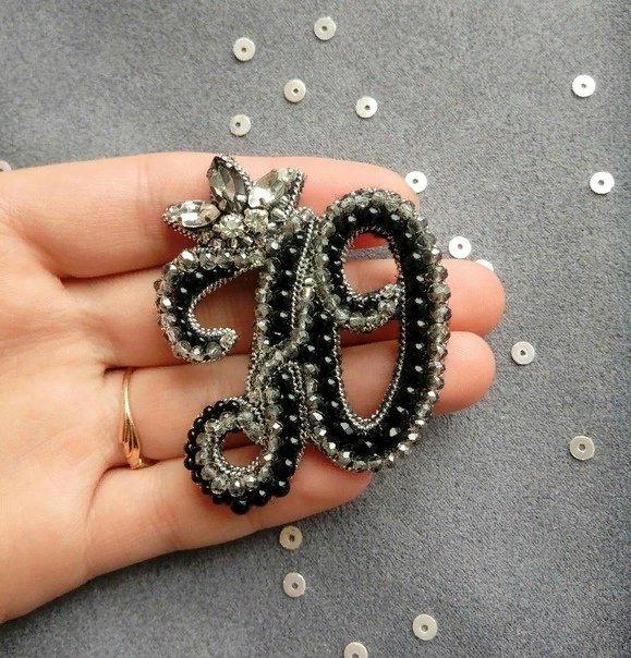 Брошь из бисера буква