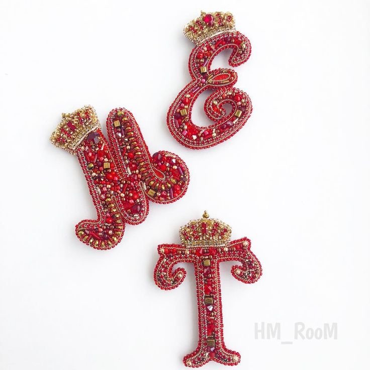 Брошь в виде буквы а