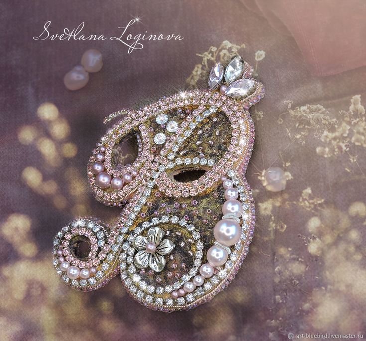 Брошки из бисера буквы