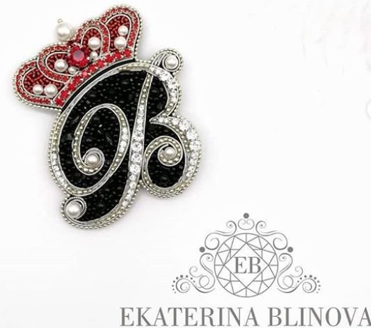 Брошь Монограмма из бисера