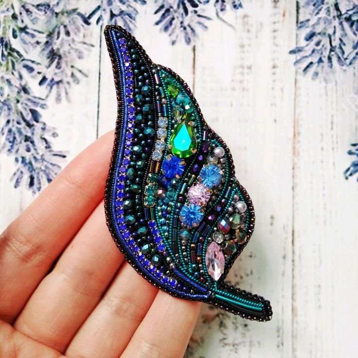 Броши из бисера и камней листья
