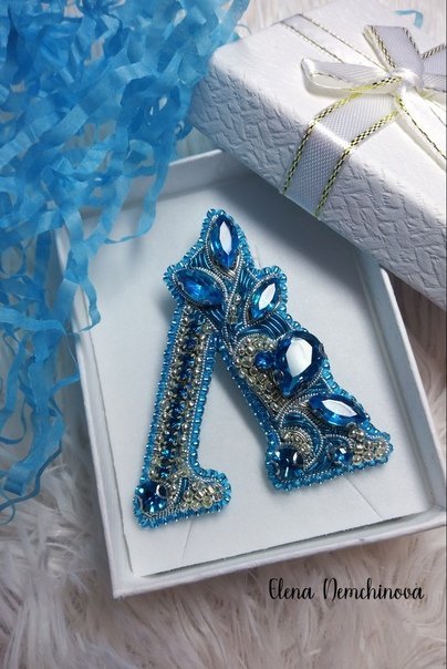 Брошь из бисера буква л