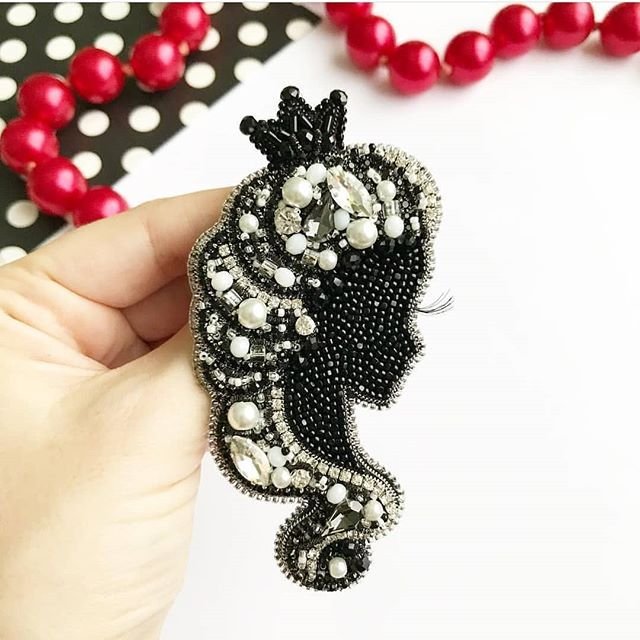 Брошки из бисера